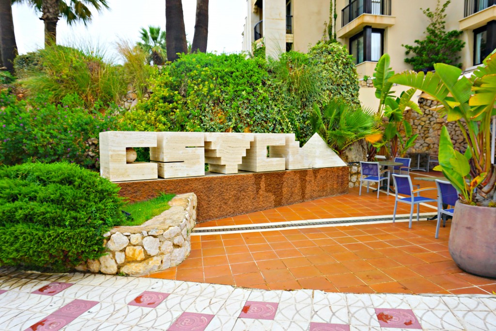 A closer look at the "Estela" statue/sign