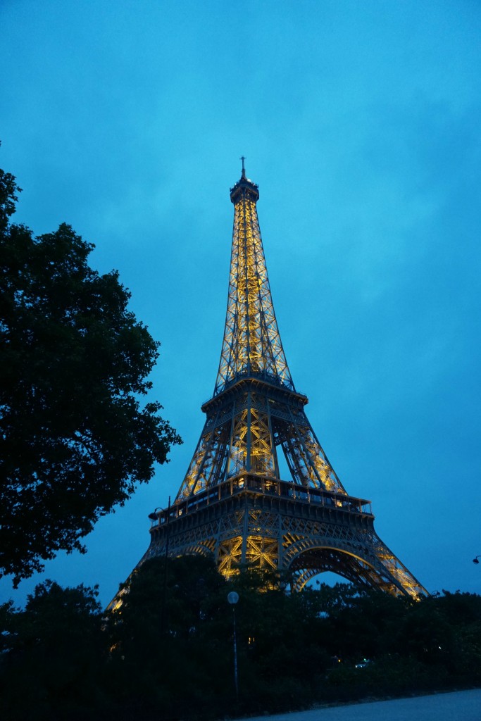 eiffel-tower-paris-twilight