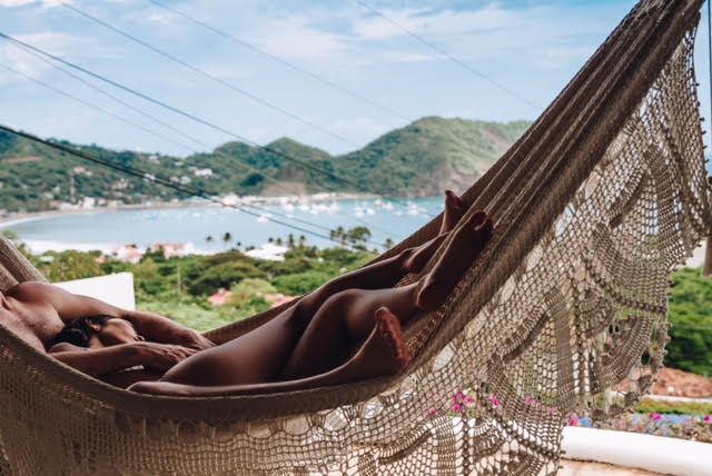 san-juan-del-sur-nicaragua-hammock-couple